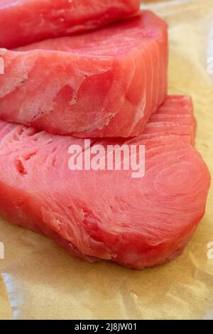 Rohe Thunfisch-Steaks in Sushi-Qualität, USA 2022 Stockfoto