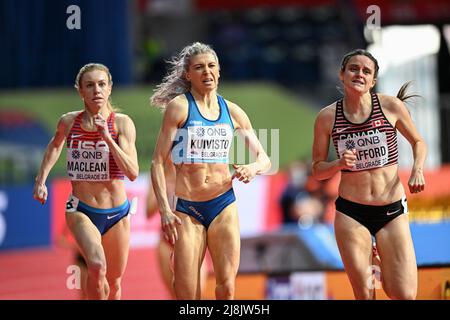 Sara Kuivisto, Lucia Stafford, die an den Belgrader Hallenweltmeisterschaften 2022 auf 1500 Metern teilnahm. Stockfoto