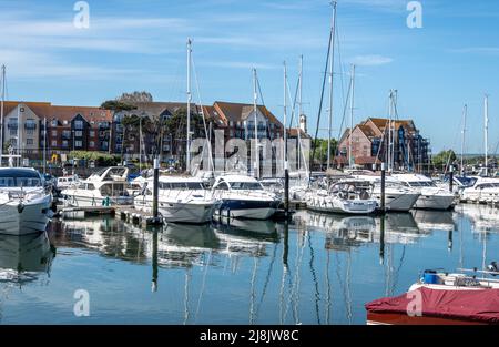 Die Boote sind in der Weymouth Marina, Dorset, England, vertäut Stockfoto