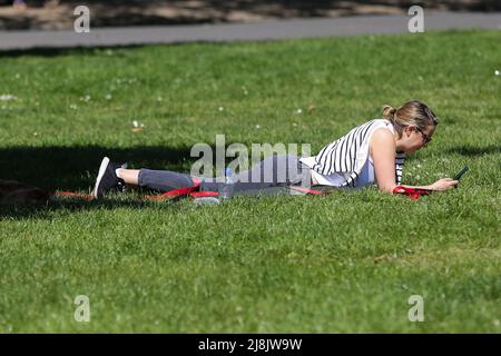 London, Großbritannien. 14.. Mai 2022. Eine Frau genießt das warme und sonnige Wetter in London. (Foto von Steve Taylor/SOPA Images/Sipa USA) Quelle: SIPA USA/Alamy Live News Stockfoto