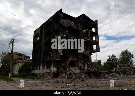 Kiew, Ukraine. 17.. Mai 2022. Ein zerstörtes Gebäude am Stadtrand von Kiew. Nachdem die russisch-ukrainische Kriegsfront in den Osten und Südosten zurückgedrängt wurde, sind die einst von Russland besetzten Außenbezirke von Kiew wie Bucha, Borodyanka und Hostomel nun wieder für die Welt sichtbar. Zerstörte Autos, Gebäude, Panzer und sogar das größte Flugzeug der Welt gehören zu den Opfern des Krieges. (Foto von Dominic Chiu/SOPA Images/Sipa USA) Quelle: SIPA USA/Alamy Live News Stockfoto