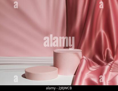 Pastellrosa Komposition mit Satinvorhang und Palmenblatt-Schatten. Geeignet für Produktanzeige und Geschäftskonzept. Moderne Ästhetik. Stockfoto