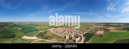Luftaufnahme der ummauerten Stadt Urueña, Valladolid Stockfoto