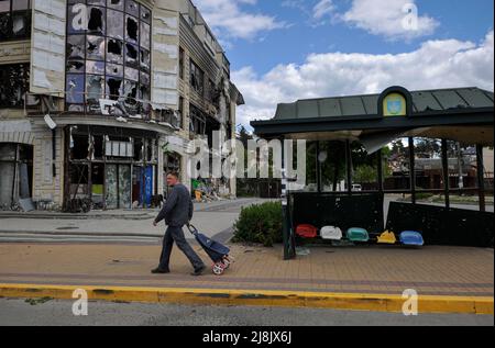 Irpin, Ukraine. 16.. Mai 2022. Ein Mann kommt an einem zerstörten Haus vorbei, das durch den Beschuss der russischen Armee in der Stadt Irpin in der Nähe der ukrainischen Hauptstadt Kiew beschädigt wurde. Russland marschierte am 24. Februar 2022 in die Ukraine ein und löste damit den größten militärischen Angriff in Europa seit dem Zweiten Weltkrieg aus (Bild: © Sergei Chuzavkov/SOPA Images via ZUMA Press Wire) Stockfoto