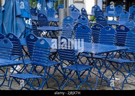 Gastronomie, blaue Stühle und Tische im Biergarten, Gastronomie im Freien, leer, geschlossen, Stockfoto