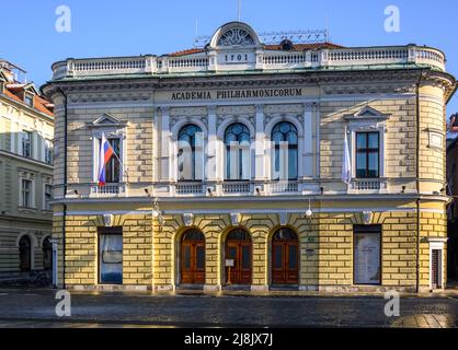 LJUBLJANA, SLOWENIEN - 15. FEBRUAR 2022: Academia Philharmonic Hall auf dem Kongressplatz im Zentrum von Ljubljana, Slowenien Stockfoto