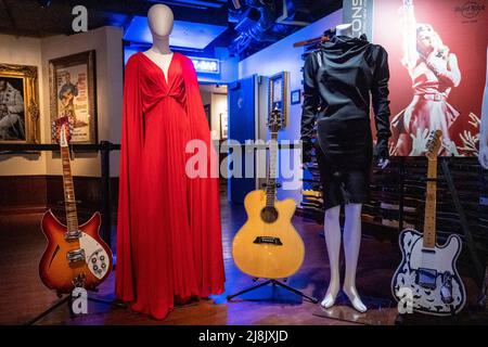 New York, USA. 15.. Mai 2022. Julien's Auctions präsentiert am 16. Mai 2022 im Hard Rock Cafe in New York, New York, eine Auktionsvorschau von Tom Petty's signierter und begabter Rickenbacker-Gitarre, Keshas 2018 Grammy Awards Nachthemd, Bruce Springsteens Gitarre, Janet Jacksons Tunika und Waylon Jennings Fender Gitarre. Die Auktion findet ab dem 20-22. Mai im Hard Rock Cafe statt. (Foto von Gabriele Holtermann/Sipa USA) Quelle: SIPA USA/Alamy Live News Stockfoto