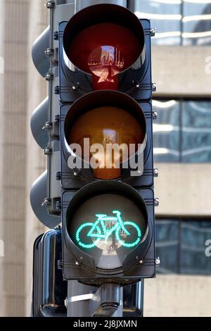 Fahrrad Light Green für Radfahrer in der City Street. Fahrradlicht in der städtischen Radfahrbahn. Urban Fahrrad ridding Signalisierung gehen. Ampel für Radfahrer. Stockfoto