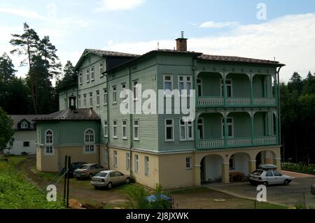 Komańcza, Bieszczady, Polen, Polen; Kloster der Schwestern der Heiligen Familie von Nazareth; Klasztor Sióstr Nazaretanek, Villa im Schweizer Stil Stockfoto