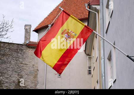 Das offizielle Staatssymbol Spaniens ist eine Flagge aus drei horizontalen Streifen - zwei gleich roten, oben und unten, und einem gelben Streifen mit dem Bild des Stockfoto