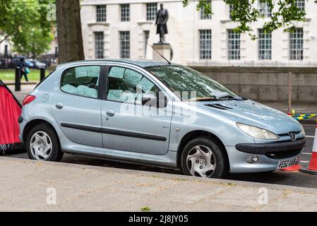 Protestlager des Freiheitskonvois am Victoria Embankment, Westminster, London, Großbritannien. COVID 19 Verschwörungstheorie Botschaften. Anmerkungen zum alten Peugeot 206 Autofenster Stockfoto