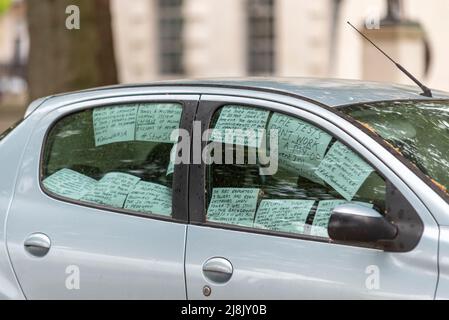 Protestlager des Freiheitskonvois am Victoria Embankment, Westminster, London, Großbritannien. COVID 19 Verschwörungstheorie Botschaften. Anmerkungen zum alten Peugeot 206 Autofenster Stockfoto