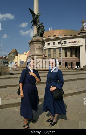 Lwów, Lviv, Lwiw, Львів, Ukraine, Ukraine, Україна, Ukrajina; Nonnen auf dem Mickiewicz-Platz; Nonnen am Mickiewicz-Platz; Zakonnice na Plac Mickiewcza Stockfoto