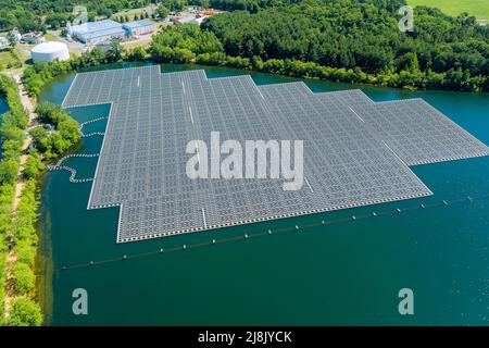 Solarpark-Paneele in Luftaufnahme, Array von polykristalliner Photovoltaik in Solarkraftwerk schwimmend auf dem Wasser im See Stockfoto