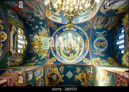 LJUBLJANA, SLOWENIEN - 15. FEBRUAR 2022: Innenraum der St.-Cyrill- und Methodius-Kathedrale in Ljubljana Stockfoto