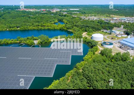 Alternative erneuerbare Energie der Photovoltaik in Solarkraftwerk schwimmt auf dem Wasser im See Stockfoto