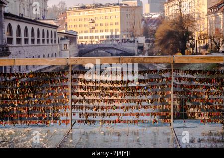 LJUBLJANA, SLOWENIEN - 15. FEBRUAR 2022: Liebesschlösser auf der Brücke in Ljubljana, Slowenien Stockfoto