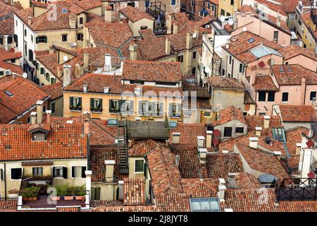 Detail der Dächer von Venedig vom Glockenturm auf dem Markusplatz aus gesehen Stockfoto