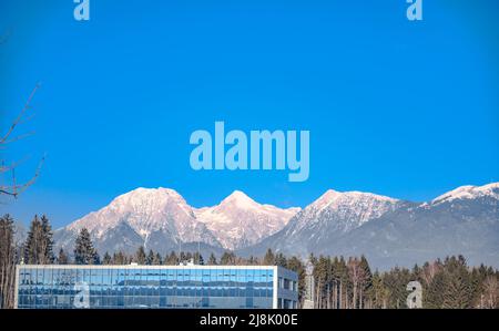 LJUBLJANA, SLOWENIEN - 15. FEBRUAR 2022: Berge neben dem Flughafen Ljubljana Stockfoto