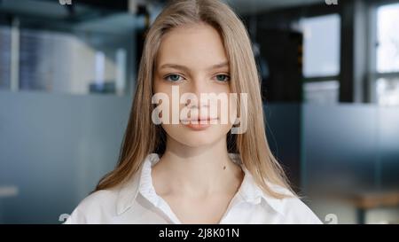 Frau Porträt Nahaufnahme zuversichtlich ernst ziemlich attraktiv junge kaukasische Frau blond Student professionelle Manager Büroangestellte Geschäftsfrau Stockfoto