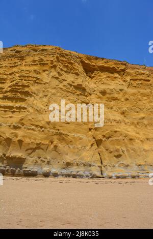 Felswand mit Felsschichten und Erosion an der zum Weltkulturerbe erndenden Jurassic Coast, in Hive Beach, Burton Bradstock, Dorset, England Stockfoto