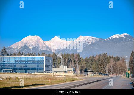 LJUBLJANA, SLOWENIEN - 15. FEBRUAR 2022: Berge neben dem Flughafen Ljubljana Stockfoto