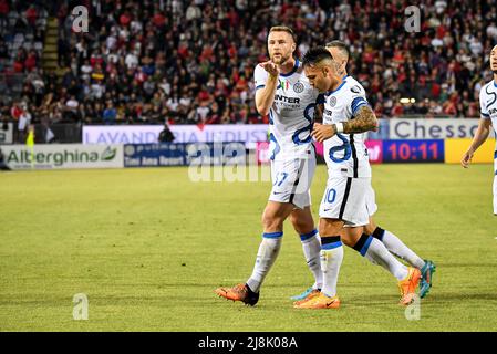 Cagliari, Italien. 15.. Mai 2022. Milan Skriniar von Inter FC, Esultanza, Abschlussgottesdienst nach dem Tor bei Cagliari Calcio gegen Inter - FC Internazionale, italienische Fußballserie A Spiel in Cagliari, Italien, Mai 15 2022 Quelle: Independent Photo Agency/Alamy Live News Stockfoto