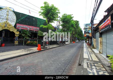 Paddy's Pub in der Legian Street in Kuta, Bali, Indonesien. Ort des Bombenanschlags auf Bali im Jahr 2002. Niemand in der Nähe aufgrund der Covid-19-Pandemie im Jahr 2022. Stockfoto