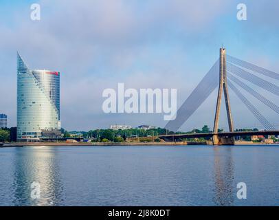 Blick über den Fluss Daugava in Richtung Swedbank Building und Vansu-Brücke, Riga, Lettland Stockfoto