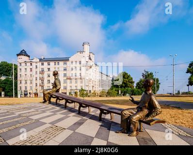 Zwei Rainis-Skulpturen von Aigars Bikse vor der Nationalbibliothek von Lettland, Riga, Lettland Stockfoto