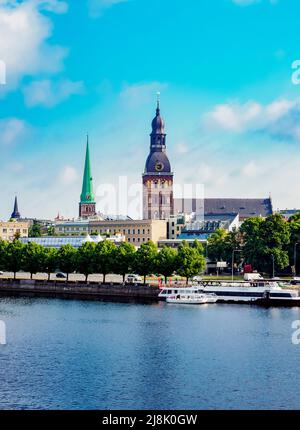 Blick über den Fluss Daugava auf die Kathedrale der Heiligen Maria oder die Domkathedrale, Riga, Lettland Stockfoto