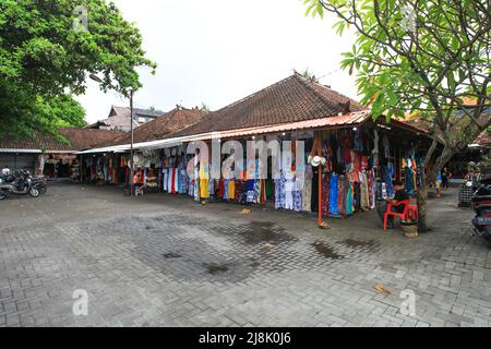 Blick auf den Legian Art Market in der Melasti Street in Legian, Bali, Indonesien mit vielen Bekleidungsgeschäften, aber wegen der Covid-19-Pandemie keine Touristen. Stockfoto