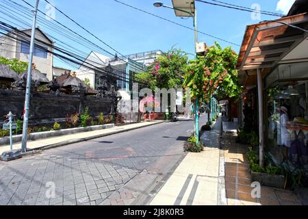 Blick auf Jalan Pantai Kuta oder Kuta Beach Road im März 2022 während der Covid-19 Pandemie ohne Touristen, verlassene Straße und viele geschlossene Geschäfte. Stockfoto