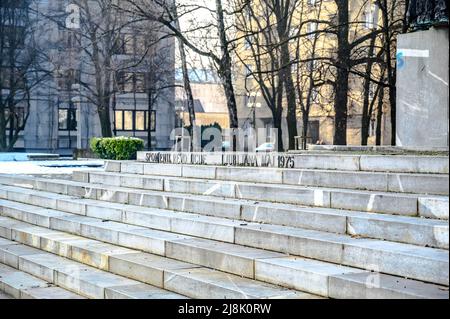 LJUBLJANA, SLOWENIEN - 15. FEBRUAR 2022: Treppe neben dem Revolutionsdenkmal in Ljubljana auf dem Platz der Republik Trg Stockfoto