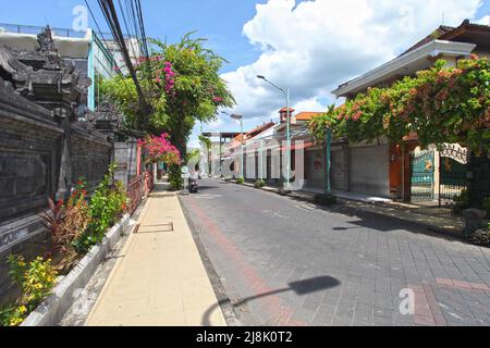 Blick auf Jalan Pantai Kuta oder Kuta Beach Road im März 2022 während der Covid-19 Pandemie ohne Touristen, verlassene Straße und viele geschlossene Geschäfte. Stockfoto