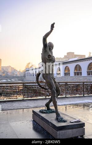 LJUBLJANA, SLOWENIEN - 15. FEBRUAR 2022: Moderne Statue einer Leiche von Jakov Brdar in der Nähe der Metzgerbrücke in Ljubljana Stockfoto