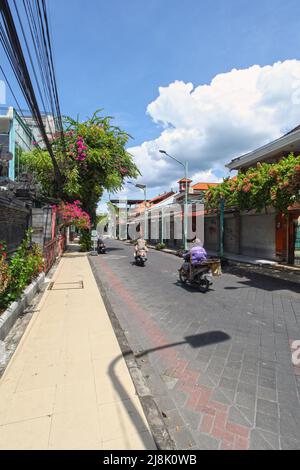 Blick auf Jalan Pantai Kuta oder Kuta Beach Road im März 2022 während der Covid-19 Pandemie ohne Touristen, verlassene Straße und viele geschlossene Geschäfte. Stockfoto