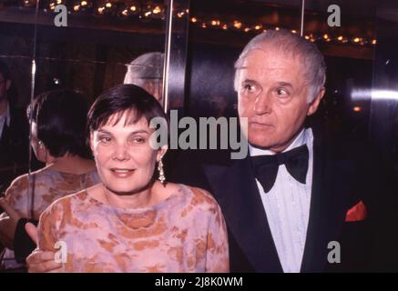 Rod Steiger und Sherry Nelson nehmen am 9. September 1979 im Pasadena Civic Auditorium in Pasadena, Kalifornien, an den jährlichen Primetime Emmy Awards 31. Teil. Quelle: Ralph Dominguez/MediaPunch Stockfoto