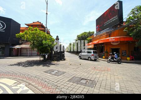 Blick auf die Bemo Corner, wo Legian Street und Jalan Pantai Kuta sich im Zentrum von Kuta, Bali, Indonesien treffen, ohne dass während der Pandemie Touristen herumkommen. Stockfoto