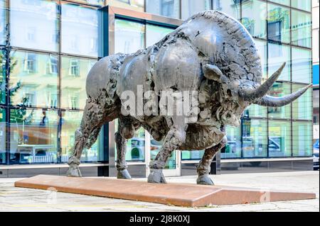 LJUBLJANA, SLOWENIEN - 15. FEBRUAR 2022: Eine große Bronze-Bullen-Skulptur eines slowenischen Bildhauers bosnischer Abstammung Jakov Brdar Stockfoto