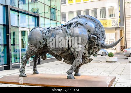 LJUBLJANA, SLOWENIEN - 15. FEBRUAR 2022: Eine große Bronze-Bullen-Skulptur eines slowenischen Bildhauers bosnischer Abstammung Jakov Brdar Stockfoto