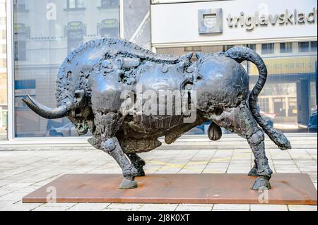 LJUBLJANA, SLOWENIEN - 15. FEBRUAR 2022: Eine große Bronze-Bullen-Skulptur eines slowenischen Bildhauers bosnischer Abstammung Jakov Brdar Stockfoto