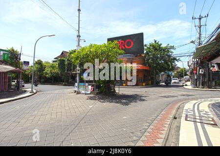 Blick auf die Bemo Corner, wo Legian Street und Jalan Pantai Kuta sich im Zentrum von Kuta, Bali, Indonesien treffen, ohne dass während der Pandemie Touristen herumkommen. Stockfoto