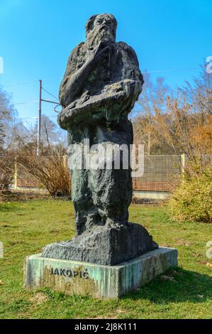 LJUBLJANA, SLOWENIEN - 15. FEBRUAR 2022: Statue des Bildhauers Rihard Jakopic Stockfoto