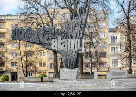 LJUBLJANA, SLOWENIEN - 15. FEBRUAR 2022: Denkmal der Revolution von Drago Trsar auf dem Platz der Republik Trg republike Stockfoto