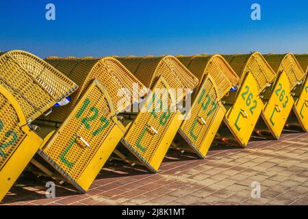 Leere Liegen in Doese, Deutschland, Niedersachsen, Cuxhaven Stockfoto