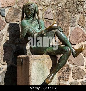 Skulptur Till Eulenspiegel am Brunnen in der Altstadt von Moelln, Schleswig-Holstein, Moelln Stockfoto