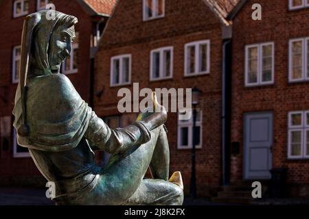 Skulptur Till Eulenspiegel am Brunnen in der Altstadt von Moelln, Schleswig-Holstein, Moelln Stockfoto