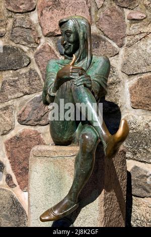 Skulptur Till Eulenspiegel am Brunnen in der Altstadt von Moelln, Schleswig-Holstein, Moelln Stockfoto