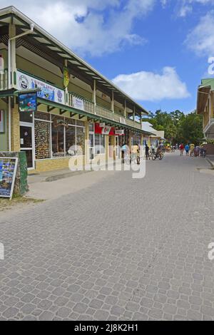 Hauptstraße am Hafen von La Passe, Seychellen, La Digue Stockfoto